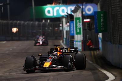 Max Verstappen (NLD) Red Bull Racing RB19. Kejuaraan Dunia Formula 1, Rd 16, Grand Prix Singapura, Marina Bay Street