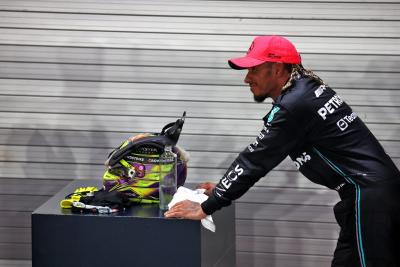 Lewis Hamilton (GBR ) Mercedes AMG F1 di parc ferme.Kejuaraan Dunia Formula 1, Rd 16, Grand Prix Singapura, Marina Bay