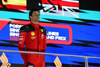 Pemenang balapan Carlos Sainz Jr (ESP) Ferrari di podium. Kejuaraan Dunia Formula 1, Rd 16, Grand Prix Singapura, Marina