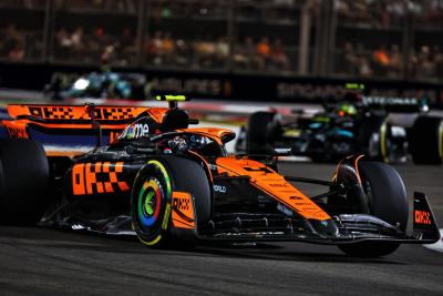 Lando Norris (GBR ) McLaren MCL60. Kejuaraan Dunia Formula 1, Rd 16, Grand Prix Singapura, Marina Bay Street Circuit,