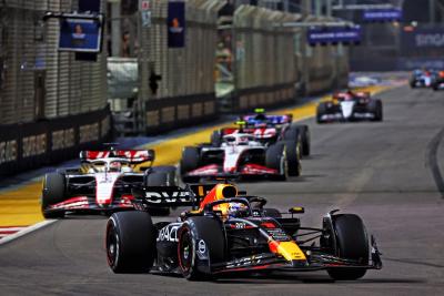 Max Verstappen (NLD ) Red Bull Racing RB19. Kejuaraan Dunia Formula 1, Rd 16, Grand Prix Singapura, Marina Bay Street