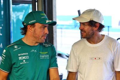 (Kiri ke R ): Fernando Alonso (ESP) Tim F1 Aston Martin bersama Sebastian Vettel (GER).Kejuaraan Dunia Formula 1, Rd 17,