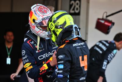 (Kiri ke R ): Pengasuh tiang Max Verstappen (NLD) Red Bull Racing di parc ferme kualifikasi dengan peringkat ketiga Lando Norris (GBR)