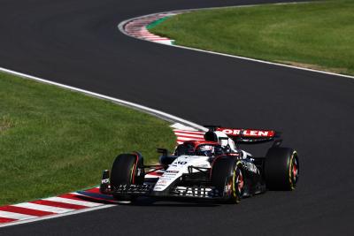 Liam Lawson (NZL ) AlphaTauri AT04.Kejuaraan Dunia Formula 1, Rd 17, Grand Prix Jepang, Suzuka, Jepang, Hari Balapan.-