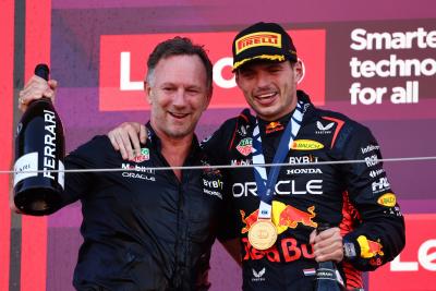 Christian Horner (GBR ) Kepala Tim Red Bull Racing merayakan dengan posisi pertama Max Verstappen (NLD) Red Bull Racing.