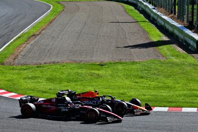 Sergio Perez (MEX ) Red Bull Racing RB19 dan Zhou Guanyu (CHN) Tim F1 Alfa Romeo C43 berebut posisi. Dunia Formula 1