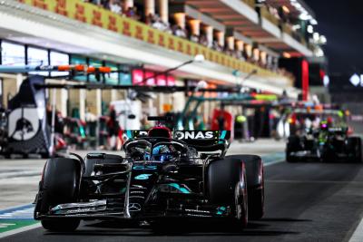 George Russell (GBR ) Mercedes AMG F1 W14 meninggalkan pit.Kejuaraan Dunia Formula 1, Rd 18, Grand Prix Qatar, Doha,