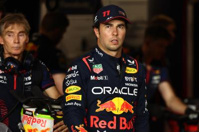 Sergio Perez (MEX) Red Bull Racing. Kejuaraan Dunia Formula 1, Rd 18, Grand Prix Qatar, Doha, Qatar, Hari Kualifikasi.-