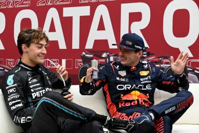 (Kiri ke R ): George Russell (GBR) Mercedes AMG F1 dan Max Verstappen (NLD) Red Bull Racing di pasca kualifikasi FIA Press
