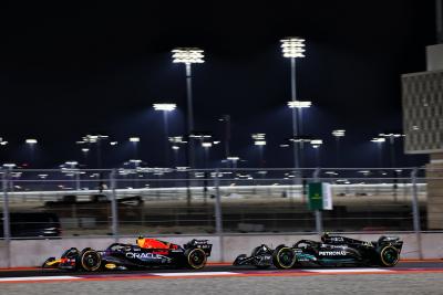 Sergio Perez (MEX) Red Bull Racing RB19 dan Lewis Hamilton (GBR) Mercedes AMG F1 W14. Dunia Formula 1 Championship, Rd 18,