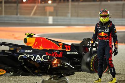 Sergio Perez (MEX ) Red Bull Racing RB19 tersingkir dari balapan. Kejuaraan Dunia Formula 1, Rd 18, Grand Prix Qatar,