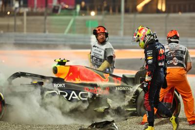 Sergio Perez (MEX) Red Bull Racing RB19 tersingkir dari balapan. Kejuaraan Dunia Formula 1, Rd 18, Qatar Grand Prix,