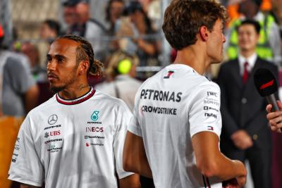 (Kiri ke R ): Lewis Hamilton (GBR) Mercedes AMG F1 dan George Russell (GBR) Mercedes AMG F1 pada parade pembalap.Formula 1