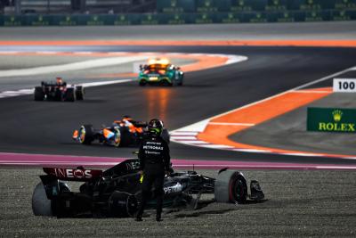 Lewis Hamilton (GBR ) Mercedes AMG F1 W14 terjatuh di awal balapan.Kejuaraan Dunia Formula 1, Rd 18, Qatar
