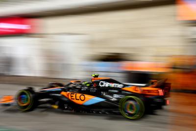 Lando Norris (GBR) McLaren MCL60 melakukan pit stop. Kejuaraan Dunia Formula 1, Rd 18, Grand Prix Qatar , Doha, Qatar,