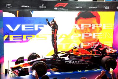 tempat pertama Max Verstappen (NLD) Red Bull Racing. Kejuaraan Dunia Formula 1, Rd 18, Grand Prix Qatar, Doha, Qatar, Balapan