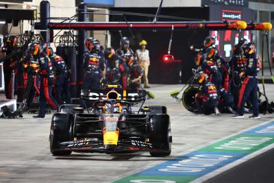 Sergio Perez (MEX ) Red Bull Racing RB19 melakukan pit stop.Kejuaraan Dunia Formula 1, Rd 18, Grand Prix Qatar, Doha,