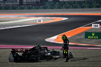 Lewis Hamilton (GBR) Mercedes AMG F1 W14 terjatuh di awal balapan. Kejuaraan Dunia Formula 1, Rd 18 , Qatar