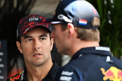 Sergio Perez (MEX) Red Bull Racing dan rekan setimnya Max Verstappen (NLD) Red Bull Racing. Kejuaraan Dunia Formula 1, Rd