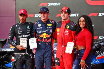 Sprint tiga besar dalam parc ferme (Kiri ke Kanan): Lewis Hamilton (GBR) Mercedes AMG F1, kedua; Max Verstappen (NLD) Red Bull Racing,