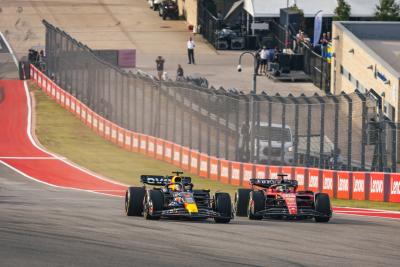 Max Verstappen (NLD) Red Bull Racing RB19 memimpin Charles Leclerc (MON) Ferrari SF-23 di awal Sprint. Formula 1