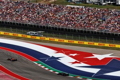 Max Verstappen (NLD ) Red Bull Racing RB19 memimpin Lewis Hamilton (GBR) Mercedes AMG F1 W14.Kejuaraan Dunia Formula 1, Rd
