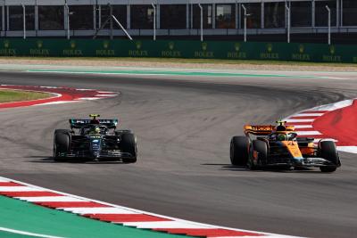 Lando Norris (GBR ) McLaren MCL60 dan Lewis Hamilton (GBR) Mercedes AMG F1 W14 berebut posisi.Dunia Formula 1