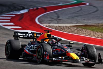 Pemenang balapan Max Verstappen (NLD) Red Bull Racing RB19 merayakan di akhir balapan. Kejuaraan Dunia Formula 1, Rd