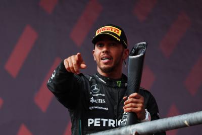 Lewis Hamilton (GBR ) Mercedes AMG F1 merayakan posisi keduanya di podium.Kejuaraan Dunia Formula 1, Rd 19,