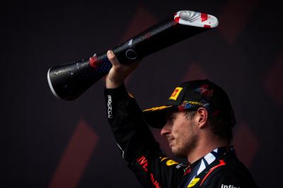 Pemenang lomba Max Verstappen (NLD) Red Bull Racing merayakan di podium.Kejuaraan Dunia Formula 1, Rd 19, United