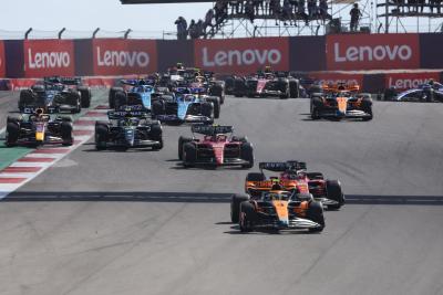 Lando Norris (GBR ) McLaren MCL60 memimpin di awal balapan.Kejuaraan Dunia Formula 1, Rd 19, Grand Amerika Serikat