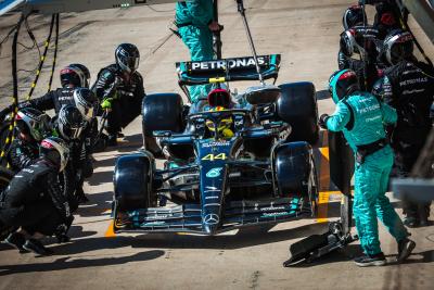 Lewis Hamilton (GBR) Mercedes AMG F1 W14 melakukan pit stop. Kejuaraan Dunia Formula 1, Rd 19, Grand Amerika Serikat Prix,