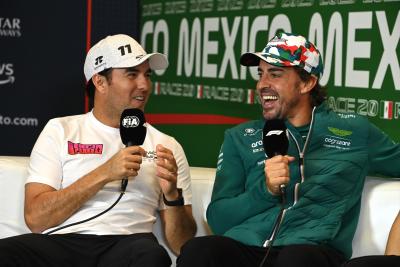 (Kiri ke R ): Sergio Perez (MEX) Red Bull Racing dan Fernando Alonso (ESP) Tim F1 Aston Martin dalam Konferensi Pers FIA.