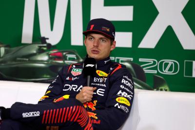 Max Verstappen, Merah Balapan Banteng, di pos Konferensi Pers Kualifikasi Kejuaraan Dunia Formula 1, Rd 20, Grand Meksiko