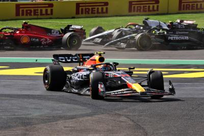 Sergio Perez (MEX) Red Bull Racing RB19 - kecelakaan di awal balapan. Kejuaraan Dunia Formula 1, Rd 20 , Meksiko