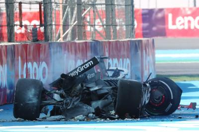 Haas VF yang rusak -23 dari Tim F1 Kevin Magnussen (DEN) Haas, yang tersingkir dari perlombaan. Kejuaraan Dunia Formula 1,