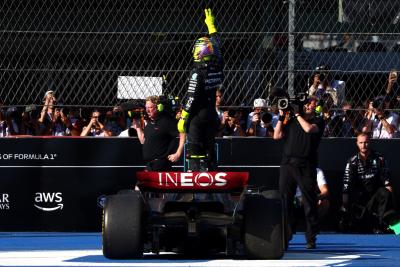 Lewis Hamilton (GBR ) Mercedes AMG F1 W14 merayakan posisi keduanya di podium.Kejuaraan Dunia Formula 1, Rd