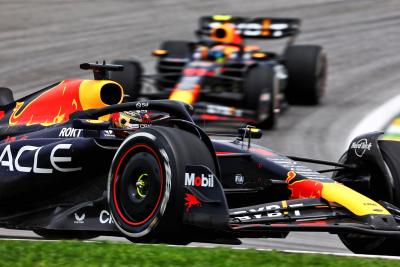 Max Verstappen (NLD ) Red Bull Racing RB19 memimpin rekan setimnya Sergio Perez (MEX) Red Bull Racing RB19.Dunia Formula 1