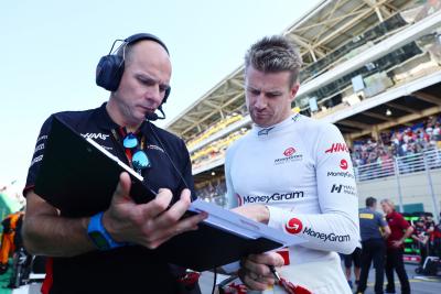 Nico Hulkenberg (GER) Haas F1 Team dengan Gary Gannon (GBR) Haas F1 Team Race Engineer di grid. Dunia Formula 1