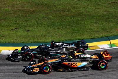 Lando Norris (GBR) McLaren MCL60 dan George Russell (GBR) Mercedes AMG F1 W14 berebut posisi. Dunia Formula 1