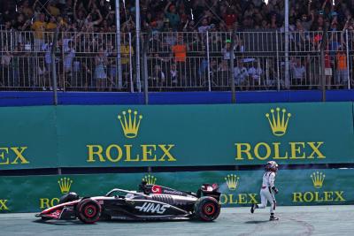 Kevin Magnussen (DEN) Haas VF-23 tersingkir dari perlombaan. Kejuaraan Dunia Formula 1, Rd 21, Grand Prix Brasil, Sao