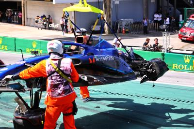 Alexander Albon (THA) Williams Racing FW45 terjatuh di awal balapan. Kejuaraan Dunia Formula 1, Rd 21,