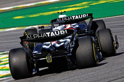 Daniel Ricciardo (AUS ) AlphaTauri AT04 mengikuti Yuki Tsunoda (JPN) AlphaTauri AT04.Kejuaraan Dunia Formula 1, Rd 21,