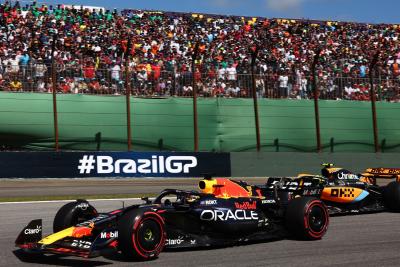 Max Verstappen (NLD ) Red Bull Racing RB19 dan Lando Norris (GBR) McLaren MCL60. Kejuaraan Dunia Formula 1, Rd 21,