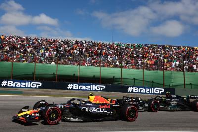 Sergio Perez (MEX ) Red Bull Racing RB19 dan Lewis Hamilton (GBR) Mercedes AMG F1 W14.Kejuaraan Dunia Formula 1, Rd 21,