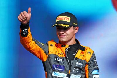 Lando Norris (GBR) McLaren merayakan posisi keduanya di podium. Kejuaraan Dunia Formula 1, Rd 21, Brasil