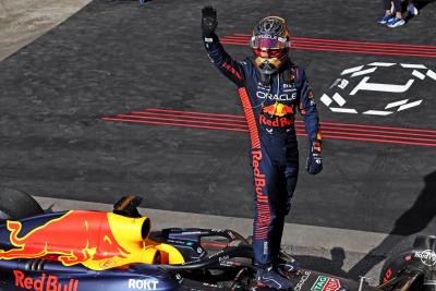 Pemenang balapan Max Verstappen (NLD) Red Bull Racing merayakannya di parc ferme. Kejuaraan Dunia Formula 1, Rd 21, Brasil