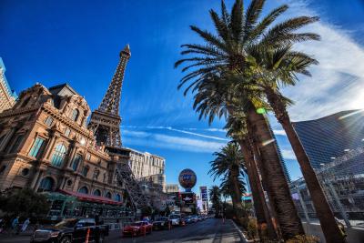 Suasana sirkuit - Paris hotel. Kejuaraan Dunia Formula 1, Rd 22, Grand Prix Las Vegas, Las Vegas, Nevada, AS,