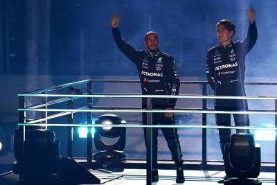(Kiri ke R ): Lewis Hamilton (GBR) Mercedes AMG F1 dan George Russell (GBR) Mercedes AMG F1 - Upacara Pembukaan Formula 1