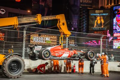Carlos Sainz Jr ( ESP) Ferrari SF-23 terhenti di sesi latihan pertama setelah menabrak penutup lubang got.Dunia Formula 1